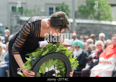 Montreal, CA - 17 Maggio 2017: Cerimonia in onore di fondatori di Montreal de Maisonneuve e Jeanne esportazioni - console generale francese Catherine Feuillet Foto Stock