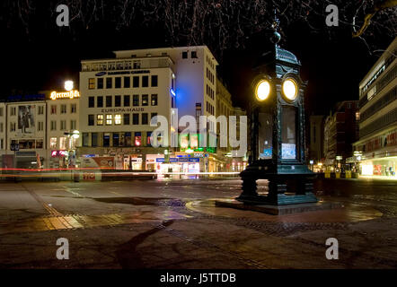 Di notte la piazza orologio centrale di Hannover luogo di incontro storico emblema di notte Foto Stock