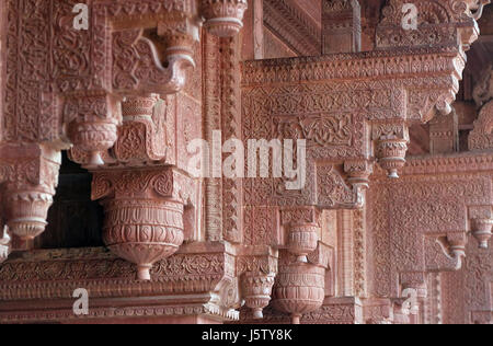 Colonne con scultura in pietra in Agra Fort, sito patrimonio mondiale dell'UNESCO in Agra. Uttar Pradesh, in India nel febbraio, 14, 2016. Foto Stock