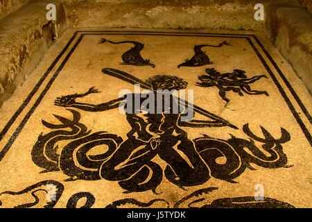 Conservate Nepturen originale pavimento a mosaico in uomini del bagno a Ercolano, Campania, Italia Foto Stock