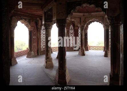 Le colonne all'interno di palazzo di Agra Fort, sito patrimonio mondiale dell'UNESCO in Agra. Uttar Pradesh, in India nel febbraio, 14, 2016. Foto Stock