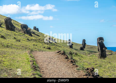 Moai Statue di Rano Raraku cava di Vulcano - Isola di Pasqua, Cile Foto Stock