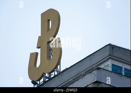 04.04.2017 Warszawa Historyczny budynek passato pierwszy warszawski wysokosciowiec Znak Polska Walczaca kotwica UFT. Wojciech Strozyk/reporter Foto Stock