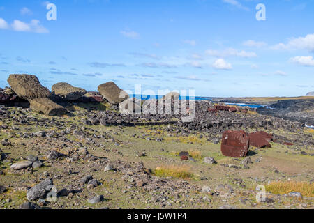 Moai caduto a faccia in giù le statue a Ahu Akahanga - Isola di Pasqua, Cile Foto Stock