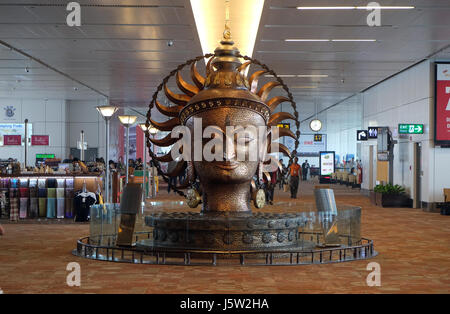 Surya, risplendente uno da Satish Gupta, la grande statua dorata nell'Aeroporto Internazionale di Delhi il 19 febbraio 2016. Foto Stock