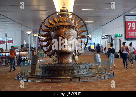 Surya, risplendente uno da Satish Gupta, la grande statua dorata nell'Aeroporto Internazionale di Delhi il 19 febbraio 2016. Foto Stock