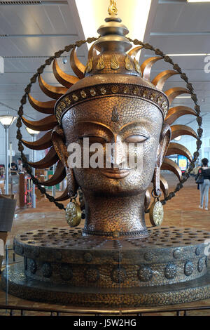 Surya, risplendente uno da Satish Gupta, la grande statua dorata nell'Aeroporto Internazionale di Delhi il 19 febbraio 2016. Foto Stock