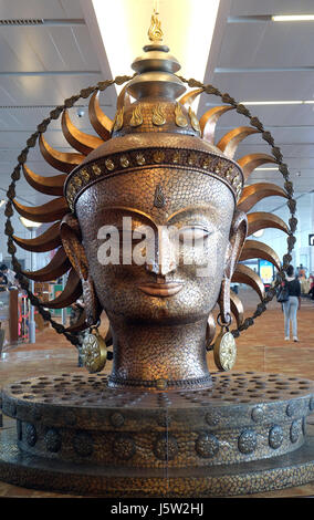 Surya, risplendente uno da Satish Gupta, la grande statua dorata nell'Aeroporto Internazionale di Delhi il 19 febbraio 2016. Foto Stock