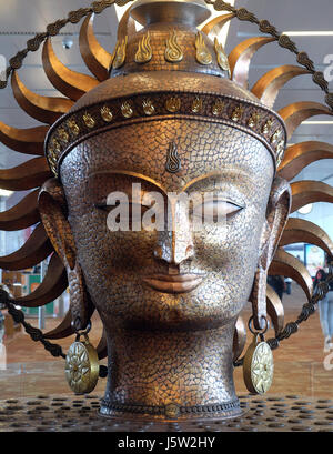 Surya, risplendente uno da Satish Gupta, la grande statua dorata nell'Aeroporto Internazionale di Delhi il 19 febbraio 2016. Foto Stock