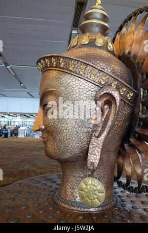 Surya, risplendente uno da Satish Gupta, la grande statua dorata nell'Aeroporto Internazionale di Delhi il 19 febbraio 2016. Foto Stock