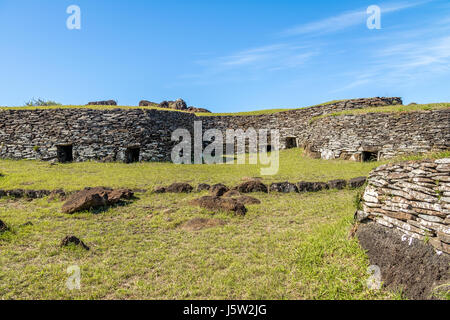 Case in mattoni presso le rovine del villaggio Orongo a Rano Kau Vulcano - Isola di Pasqua, Cile Foto Stock