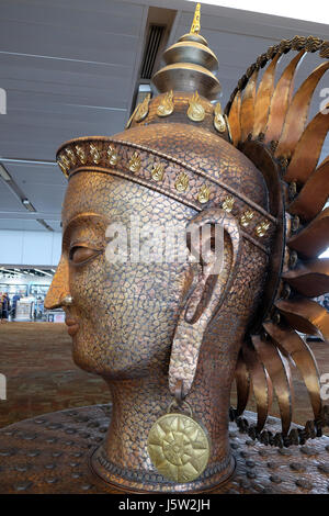 Surya, risplendente uno da Satish Gupta, la grande statua dorata nell'Aeroporto Internazionale di Delhi il 19 febbraio 2016. Foto Stock