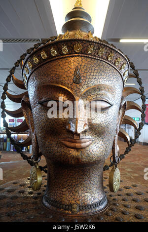 Surya, risplendente uno da Satish Gupta, la grande statua dorata nell'Aeroporto Internazionale di Delhi il 19 febbraio 2016. Foto Stock