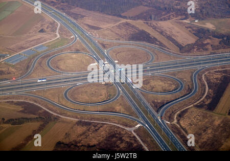 Antenna svincolo autostradale. Autostrada forma come numero 8 e il segno d'infinito. Foto Stock