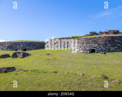 Case in mattoni presso le rovine del villaggio Orongo a Rano Kau Vulcano - Isola di Pasqua, Cile Foto Stock