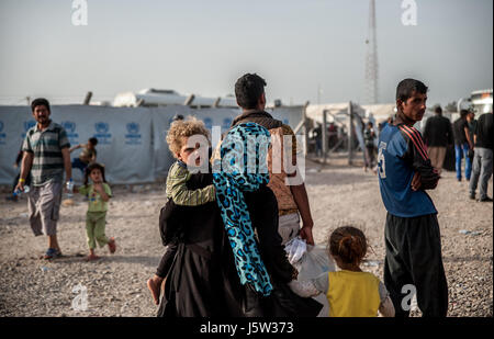 Un spostato la madre e il bambino entrare Hammam Al Alil IDP camp, Iraq Foto Stock