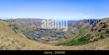 Vista panoramica di Rano Kau cratere del vulcano - Isola di Pasqua, Cile Foto Stock