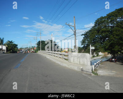 "0043 Tigpalas Bridges San Miguel River San Slope Walls Bulacan 0" si riferisce ai Tigpalas Bridges situati sul fiume San Miguel a Bulacan, Filippine. Questi ponti sono significativi per il trasporto locale, collegano le comunità e facilitano il commercio attraverso il fiume. Le pareti pendenti circostanti fanno parte dell'infrastruttura che garantisce stabilità e sicurezza nell'area. Foto Stock