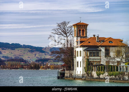 Manor Classic sul lago di Thun vicino castello di Oberhofen, Svizzera Foto Stock