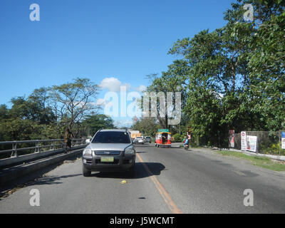 L'immagine mostra un importante percorso di trasporto nelle Filippine, concentrandosi sulla MacArthur Highway e le sue incroci a Bulacan. Gli interscambi tra Santa Cruz e Tabang fungono da punti chiave della rete stradale per il traffico locale e regionale. Foto Stock