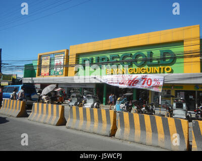 Questa immagine mostra la Maharlika MacArthur Highway, con gli interscambi di Santa Cruz, Tabang e Guiguinto a Bulacan, Filippine. Questi interscambi chiave facilitano il flusso di traffico nella regione e fanno parte di una rete di infrastrutture critiche che collega le principali città e città del centro di Luzon. Foto Stock