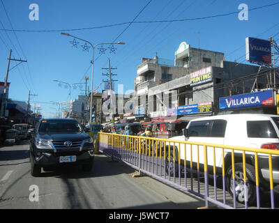 Questa immagine mostra gli interscambi della MacArthur Highway a Guiguinto e Balagtas, Bulacan. Gli interscambi sono elementi chiave della rete stradale regionale, favorendo il trasporto tra le città e facilitando il flusso di traffico nella zona. Foto Stock