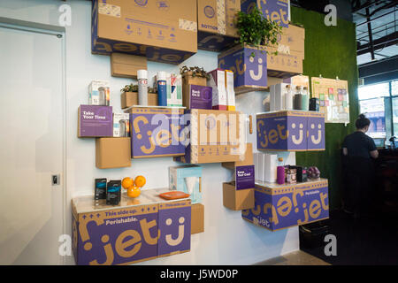 Prodotti Jet.com sono sul display nella storia negozio in West Chelsea domenica a New York, 14 maggio 2017. Storia, un concept store, reinventa se stesso ogni quattro a otto settimane con questa iterazione di una collaborazione con il Wal-Mart proprietà Jet.com un cibo online provveditore. (© Richard B. Levine) Foto Stock