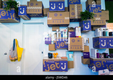 Prodotti Jet.com sono sul display nella storia negozio in West Chelsea domenica a New York, 14 maggio 2017. Storia, un concept store, reinventa se stesso ogni quattro a otto settimane con questa iterazione di una collaborazione con il Wal-Mart proprietà Jet.com un cibo online provveditore. (© Richard B. Levine) Foto Stock