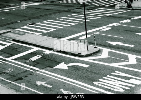 Corsia termoplastico e marcature crosswalk sul marciapiede in New York quartiere di Chelsea Venerdì, 12 maggio 2017. (© Richard B. Levine) Foto Stock