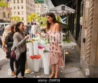 Un carrello al di fuori di Saks Fifth Avenue a New York distribuisce le rose a passante per la Festa della mamma come parte di Saks" "Glam i giardini di promozione, visto il Venerdì, 12 maggio 2017. Il 'Glam i giardini di promozione è una collaborazione tra il department store e un certo numero di loro prodotti di bellezza fornitori creazione di prodotti esclusivi per Saks, appena in tempo per la Festa della mamma. (© Richard B. Levine) Foto Stock