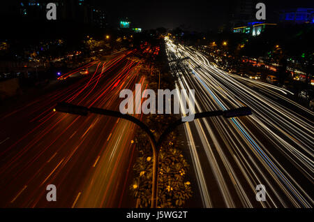 Sentieri di luce su autostrada Foto Stock