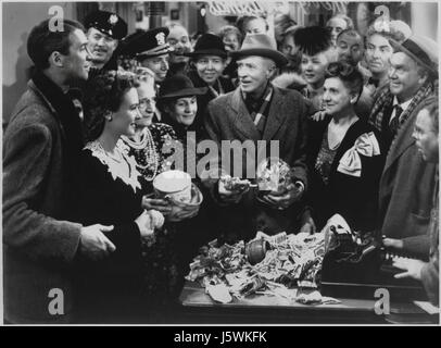 Frank Faylen, H. B. Warner, Beulah Bondi, Donna Reed, James Stewart, Lillian Randolph, Thomas Mitchell, sul set del film "La vita è una cosa meravigliosa", 1946 Foto Stock