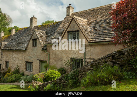 Pomeriggio di primavera ad Arlington row a Bibury, Cotswolds, nel Gloucestershire. Foto Stock