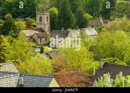 La molla nel pomeriggio il villaggio Costwold di Naunton, Gloucestershire, Inghilterra. Foto Stock