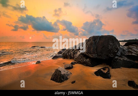 Africa mare spiaggia spiaggia spiaggia tramonto roccia corallina Camerun sabbia Sabbie Foto Stock