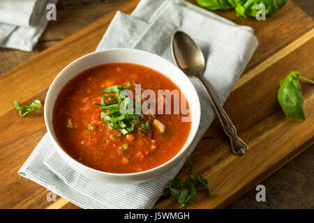 Il freddo rinfrescante Zuppa Gazpacho con basilico e cetrioli Foto Stock