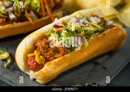 In casa Slaw Hot Dog con senape e peperoncino coleslaw Foto Stock