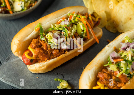 In casa Slaw Hot Dog con senape e peperoncino coleslaw Foto Stock