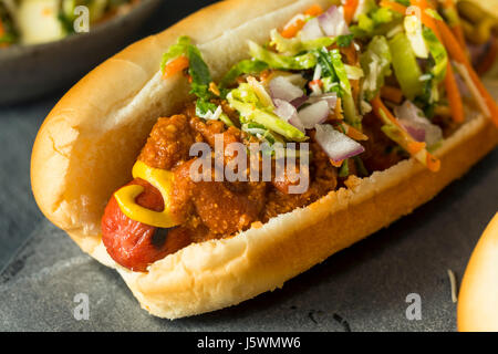 In casa Slaw Hot Dog con senape e peperoncino coleslaw Foto Stock