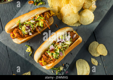 In casa Slaw Hot Dog con senape e peperoncino coleslaw Foto Stock