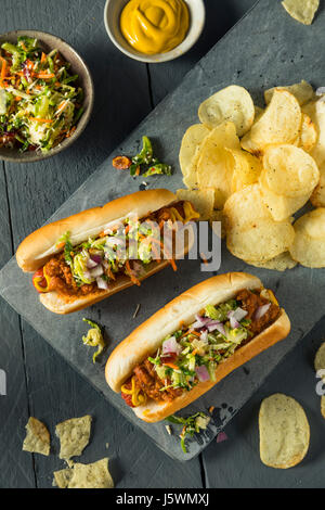 In casa Slaw Hot Dog con senape e peperoncino coleslaw Foto Stock