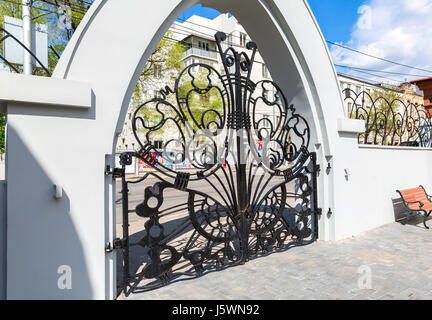 Samara, Russia - 09 Maggio 2017: Openwork gate del museo di Samara Kurlina in casa giornata soleggiata a Samara, Russia Foto Stock