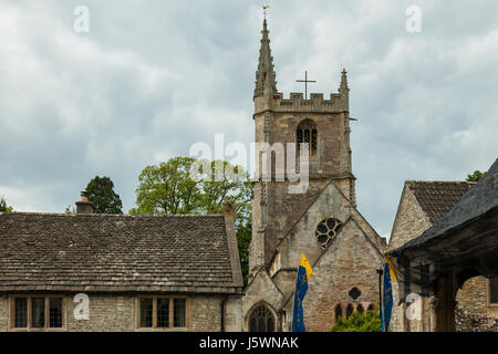 Giornata di Primavera a Castle Combe nel Wiltshire, Inghilterra. Il Cotswolds. Foto Stock