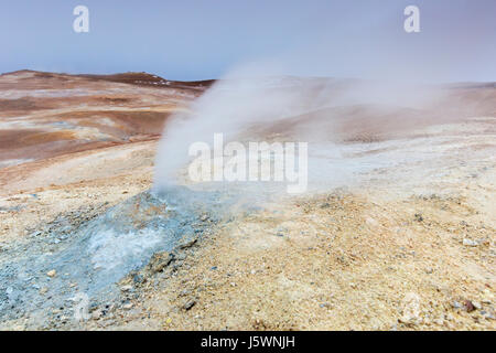 Fumarola a Leirhnjukur / Leirhnjúkur, campo di lava nella caldera Krafla in inverno, Norðurland eystra / Nordurland eystra, Nord Islanda Foto Stock