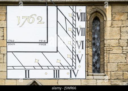 Xviii secolo meridiana sulla parete occidentale della medievale cattedrale cristiana a Northampton, Inghilterra. Foto Stock