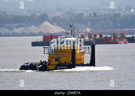 Un rimorchiatore che opera nei pressi di Tilbury Docks sul Tamigi nell'Essex, Regno Unito Foto Stock