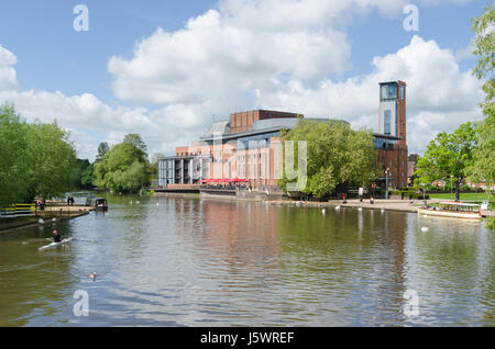 Il Royal Shakespeare Theatre e si affaccia sul fiume Avon a Stratford-upon-Avon, Warwickshire Foto Stock