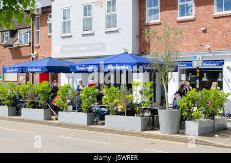 Posti a sedere esterni a Carluccios ristorante italiano in Waterside, Stratford-upon-Avon, Warwickshire Foto Stock