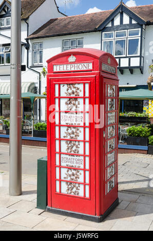 Stratford casella di caffè in un vecchio ufficio postale nella casella Telefono a Stratford-upon-Avon, Warwickshire Foto Stock