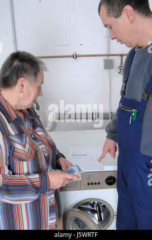 Donna artigiano tradesman handicraftsman lavatrice raccogliere donna fattura Foto Stock